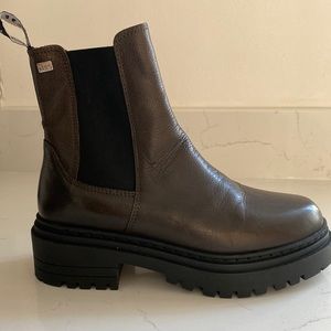 Brand new without tag, dark brown leather and very comfortable
